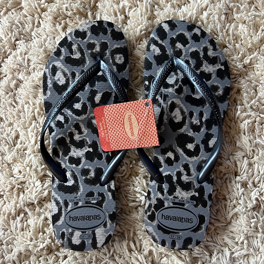 NWT Havaianas flip flops size 7/8